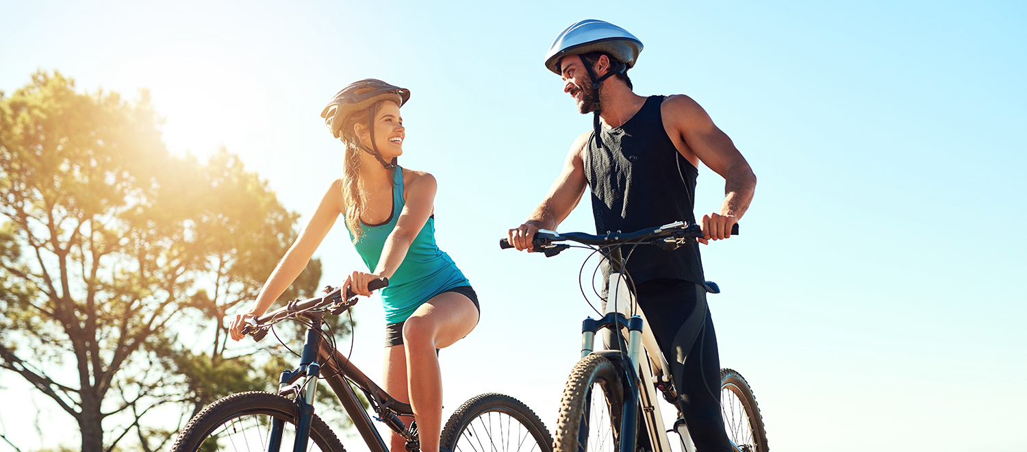 Bici, benessere e giovane coppia che pratica ciclismo in montagna per fitness ed esercizio insieme. 